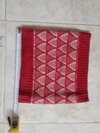 Braga de cuello tejida roja y blanca