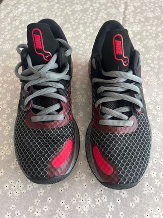 Zapatillas Nike Negras y Rojas