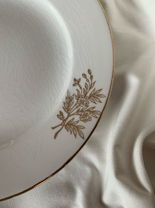 Plato antiguo con borde dorado y flores
