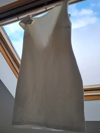 Vestido blanco con detalle en hombro