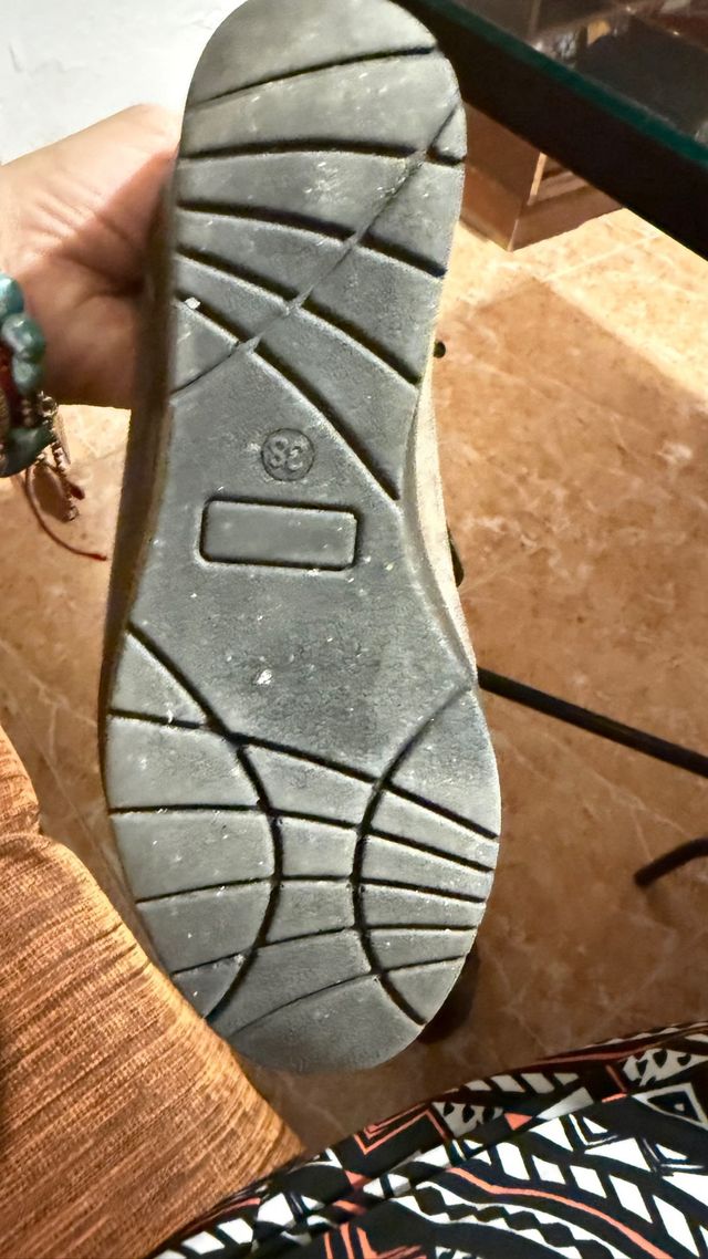 Zapatos negros y marrones con pedrería.