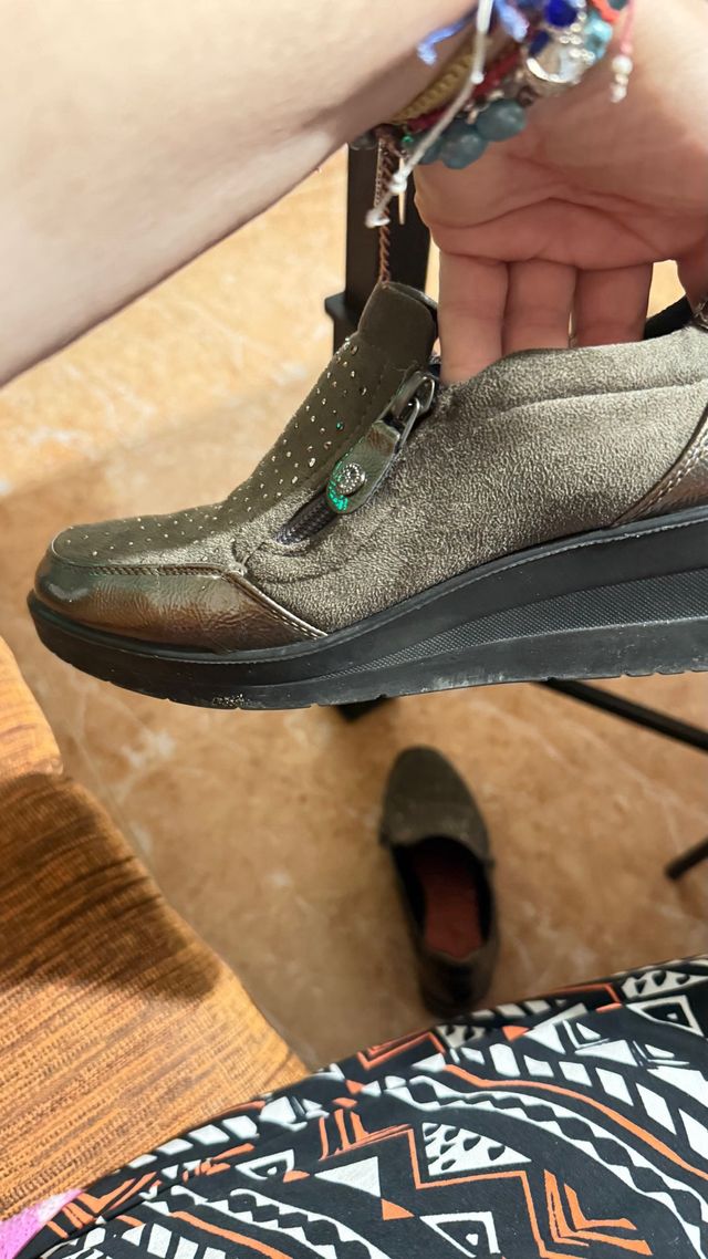 Zapatos negros y marrones con pedrería.