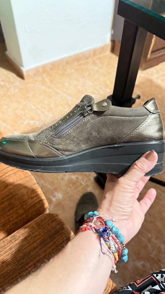 Zapatos negros y marrones con pedrería.