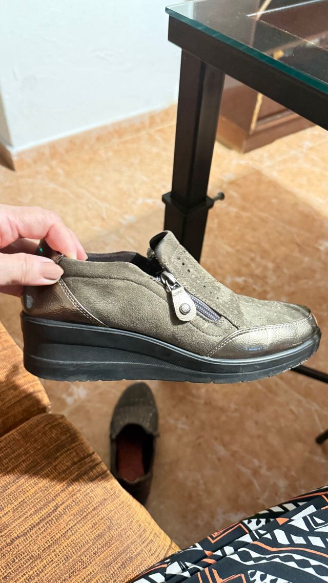 Zapatos negros y marrones con pedrería.