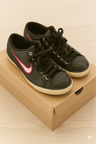 Zapatillas deportivas Nike negras con logo rosa