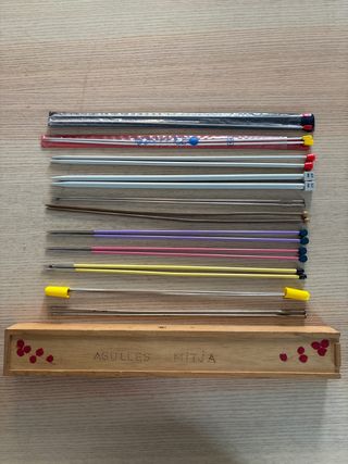 Agujas de tejer y caja de madera