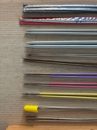 Agujas de tejer y caja de madera