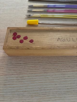 Agujas de tejer y caja de madera