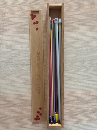 Agujas de tejer y caja de madera