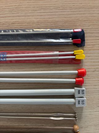 Agujas de tejer y caja de madera