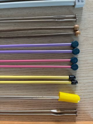 Agujas de tejer y caja de madera