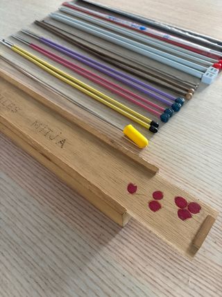 Agujas de tejer y caja de madera