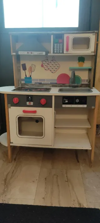 Cocinita de juguete de madera