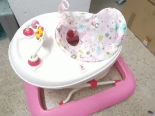 Correpasillos rosa con juguetes