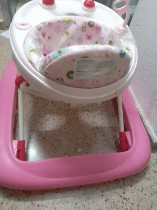 Correpasillos rosa con juguetes