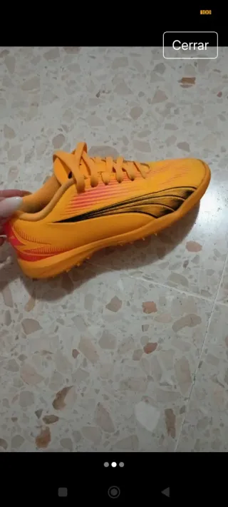 Botas de fútbol naranjas numero 30
