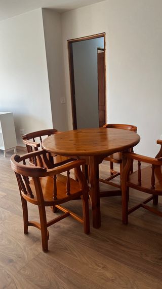 Mesa y 4 sillas de madera