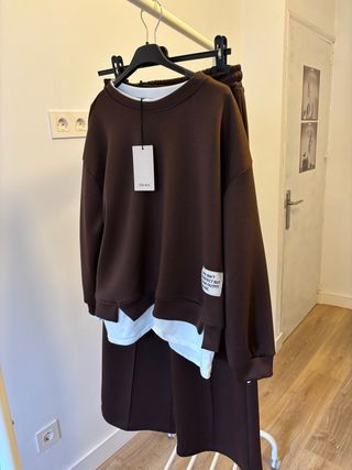 Conjunto chándal marrón y blanco
