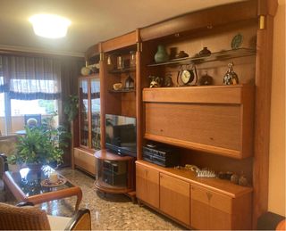 Mueble comedor madera cedro, altura regulable.