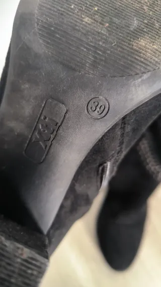 Botas de tacón negras con tachuelas