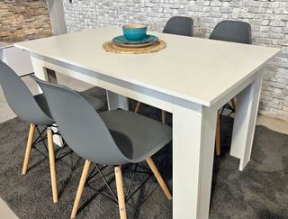 Mesa comedor y 4 sillas blancas