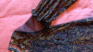 Blusa negra semitransparente estampada