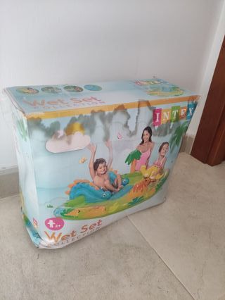Piscina infantil con tobogán