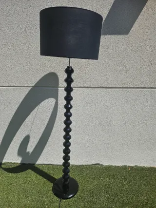 Lámpara de pie negra
