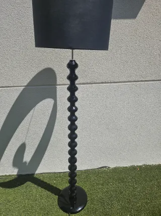 Lámpara de pie negra