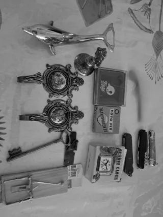 Lote Antigüedades: Delfín, Pistola, Llave