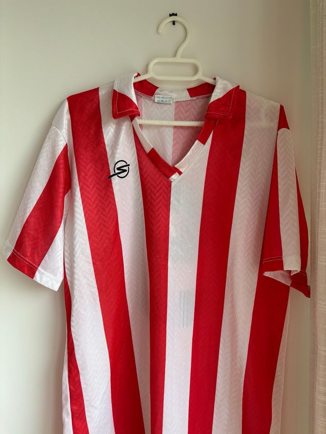 Camiseta de fútbol rojiblanca retro