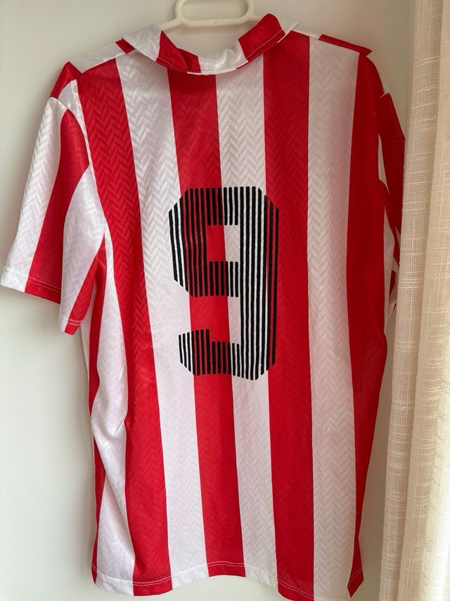 Camiseta de fútbol rojiblanca retro
