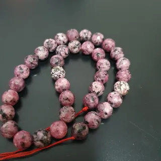 Abalorios de piedra rosa y negra