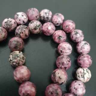 Abalorios de piedra rosa y negra