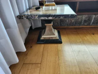 Mesa auxiliar de mármol