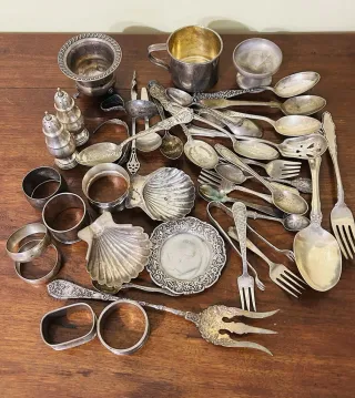 Se comprá piezas de plata usada al peso.