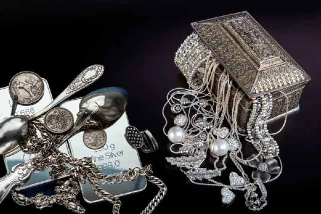 Se comprá  piezas de plata usada al peso.