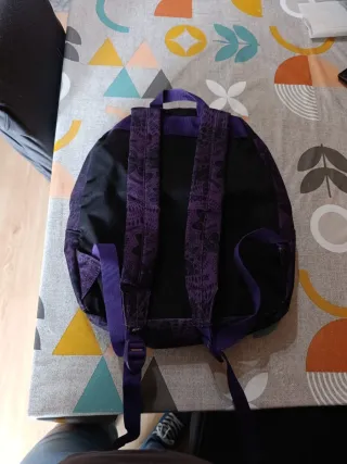 Mochila Reebok morada con estampado