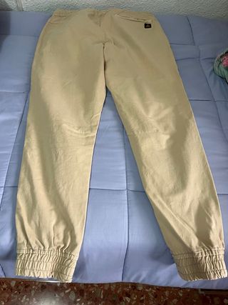 Pantalón beige jogger hombre