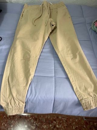 Pantalón beige jogger hombre