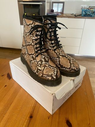 Botas imitación Dr. Martens efecto piel serpiente