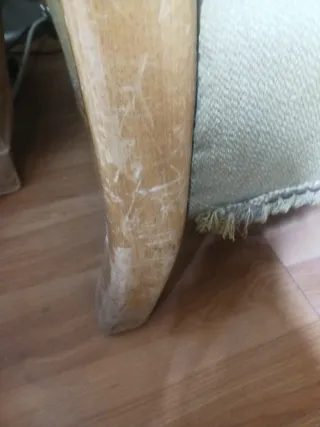 Sofá antiguo robusto y condiciones muy aceptables.