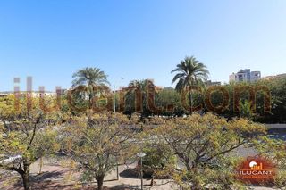 Piso en venta en Cuatrocientas Viviendas en Alicante