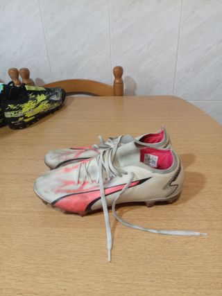 Botas de fútbol blancas y rosas número 41