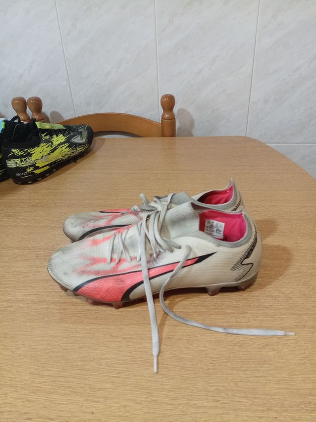 Botas de fútbol blancas y rosas número 41