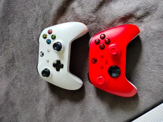  Xbox One S , mandos y televisión
