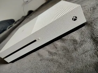  Xbox One S , mandos y televisión

