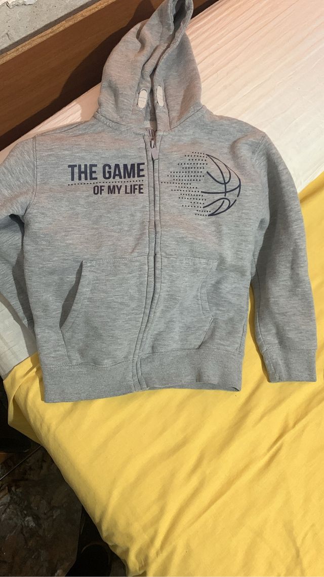 Chaqueta gris con capucha y cremallera