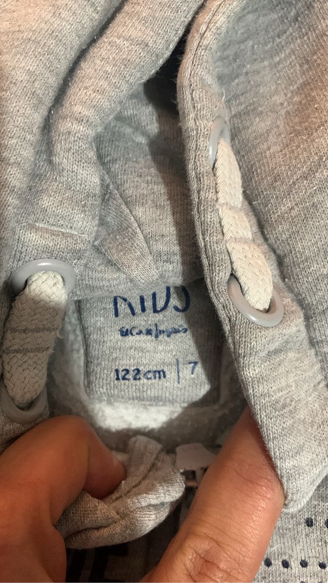 Chaqueta gris con capucha y cremallera