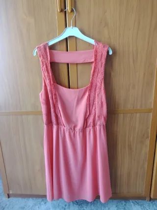 Vestido coral con encaje